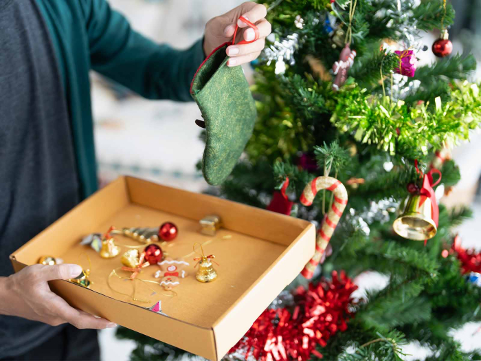 Wie man einen künstlichen Weihnachtsbaum in 5 Schritten aufbaut (ohne die Zweige zu beschädigen!)