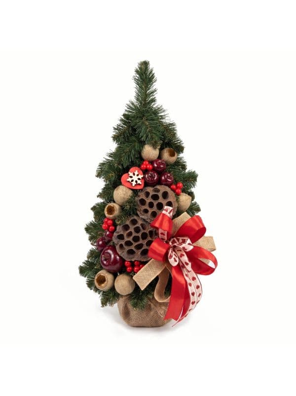 Kleiner k&uuml;nstlicher Weihnachtsbaum kegelf&ouml;rmig 40 cm im COZY-Stil mit nat&uuml;rlichen Elementen, vor wei&szlig;em Hintergrund. 