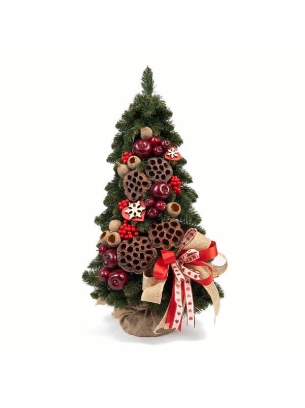 Kleiner k&uuml;nstlicher Weihnachtsbaum kegelf&ouml;rmig 60 cm vor wei&szlig;em Hintergrund, mit dichten gr&uuml;nen Zweigen. 