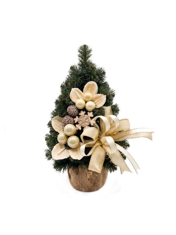 Mini-Weihnachtsbaum k&uuml;nstlich kegelf&ouml;rmig 30 cm vor wei&szlig;em Hintergrund, mit gr&uuml;nen Zweigen und Dekoration in Wei&szlig; und Ecru. 