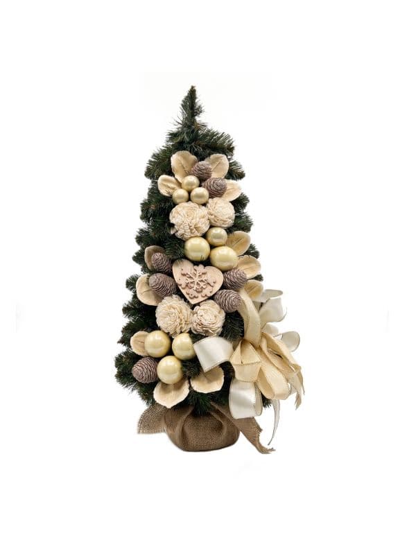 Kleiner k&uuml;nstlicher Weihnachtsbaum kegelf&ouml;rmig 50 cm mit eleganter Perlendekoration im Glamour-Stil, vor wei&szlig;em Hintergrund. 