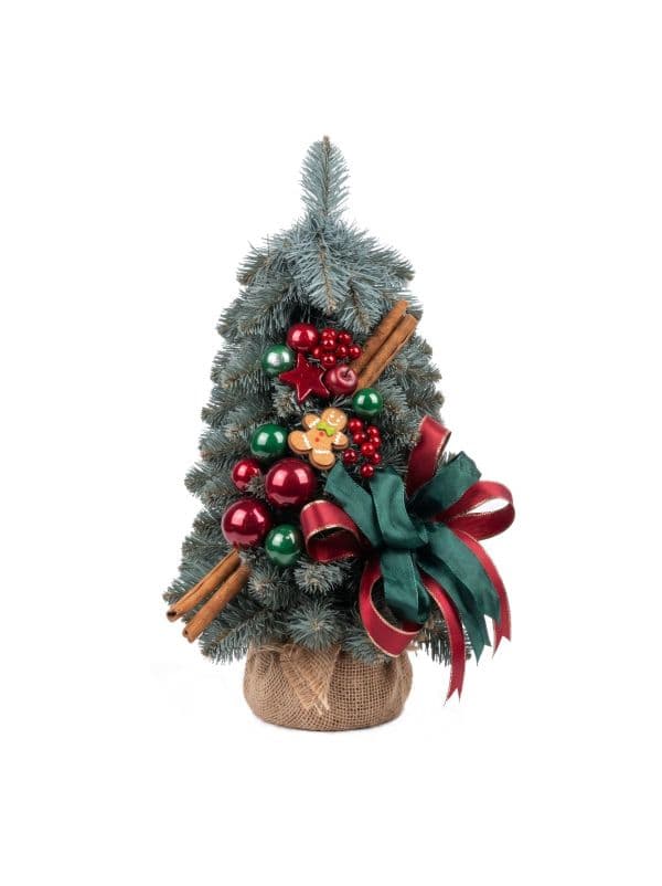 Kleiner k&uuml;nstlicher Weihnachtsbaum kegelf&ouml;rmig 40 cm vor wei&szlig;em Hintergrund, mit silbergr&uuml;nen Zweigen und bordeauxfarbenen Ornamenten. 