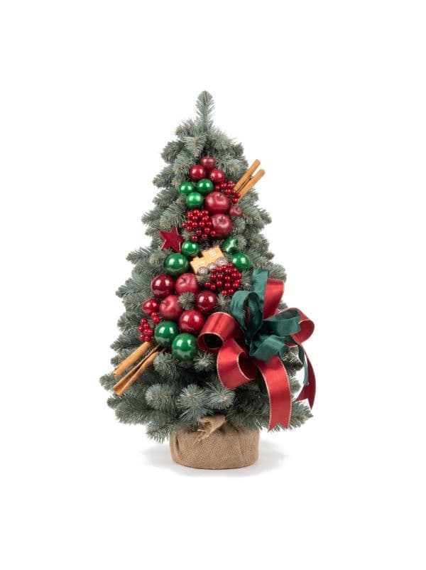 Kleiner k&uuml;nstlicher Weihnachtsbaum kegelf&ouml;rmig 60 cm vor wei&szlig;em Hintergrund, geschm&uuml;ckt mit eleganter bordeaux-gr&uuml;ner Dekoration. 