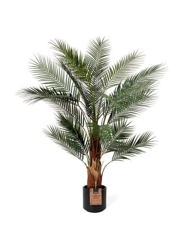 K&uuml;nstliche Terrassenpalme 160 cm von FairyTrees mit ausladenden, gefiederten Bl&auml;ttern vor hellem Hintergrund. 
