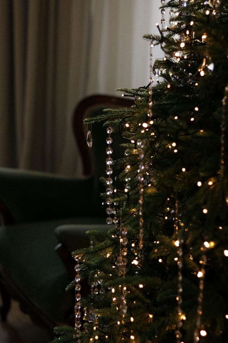 Gl&auml;nzende, zarte Dekorationen am Weihnachtsbaum.