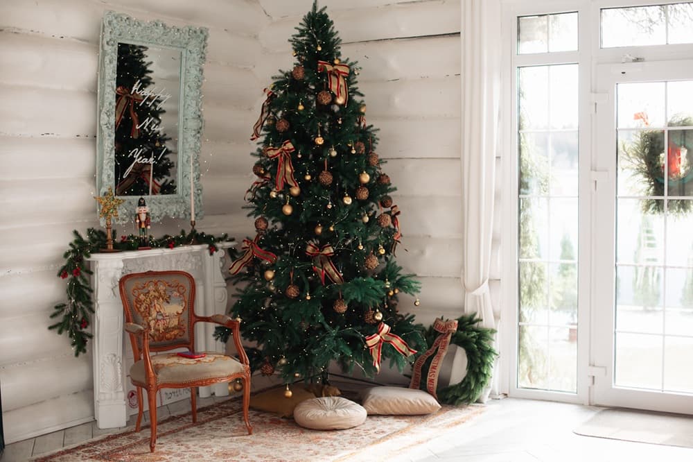 Festlich dekoriertes Zimmer mit Weihnachtsbaum und nat&uuml;rlichem Baumschmuck.
