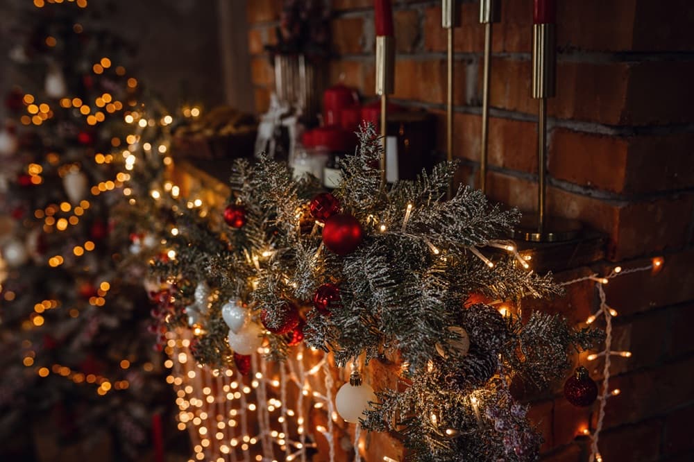 Weihnachtstrends 2026: Bordeaux-Töne, warmes Licht und metallische Kerzenständer