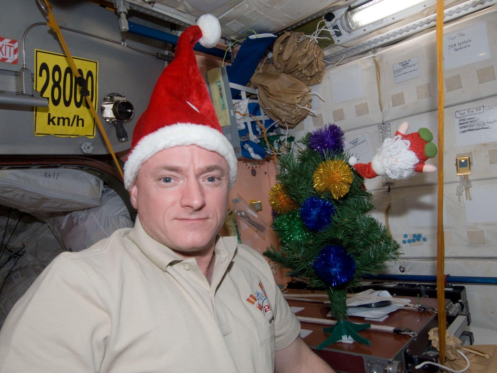 Astronaut Scott Kelly mit Weihnachtsm&uuml;tze an Bord der Internationalen Raumstation, Dezember 2010. 