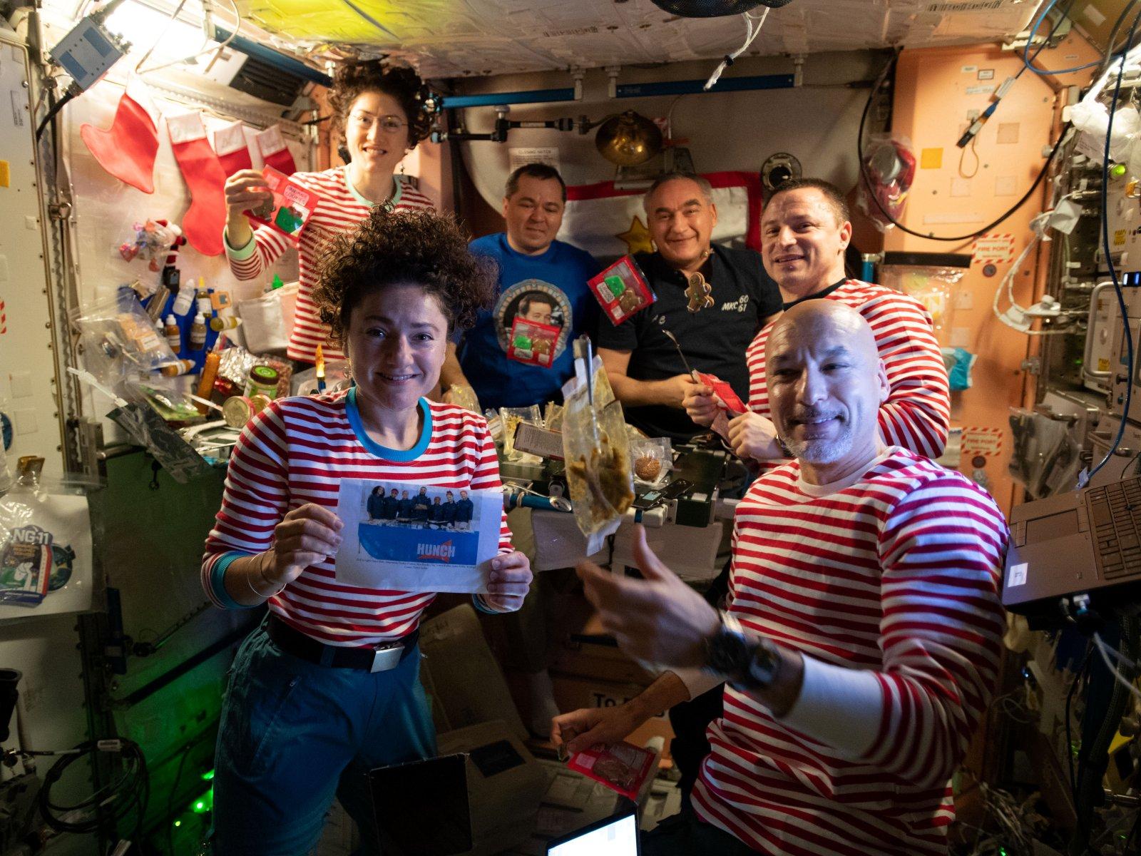 Weihnachtsbrunch der Besatzung der Expedition 61 auf der Internationalen Raumstation, Dezember 2019. 