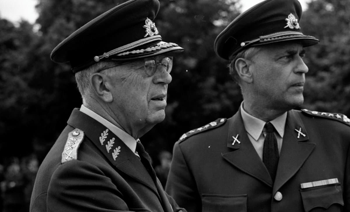 28. August 1967: Der schwedische K&ouml;nig Gustav VI. Adolf bei einem Besuch bei den Grenadieren des schwedischen Infanterieregiments in &Ouml;rebro im Stadtteil Grenadj&auml;rsstaden. Der K&ouml;nig im Gespr&auml;ch mit einem General.