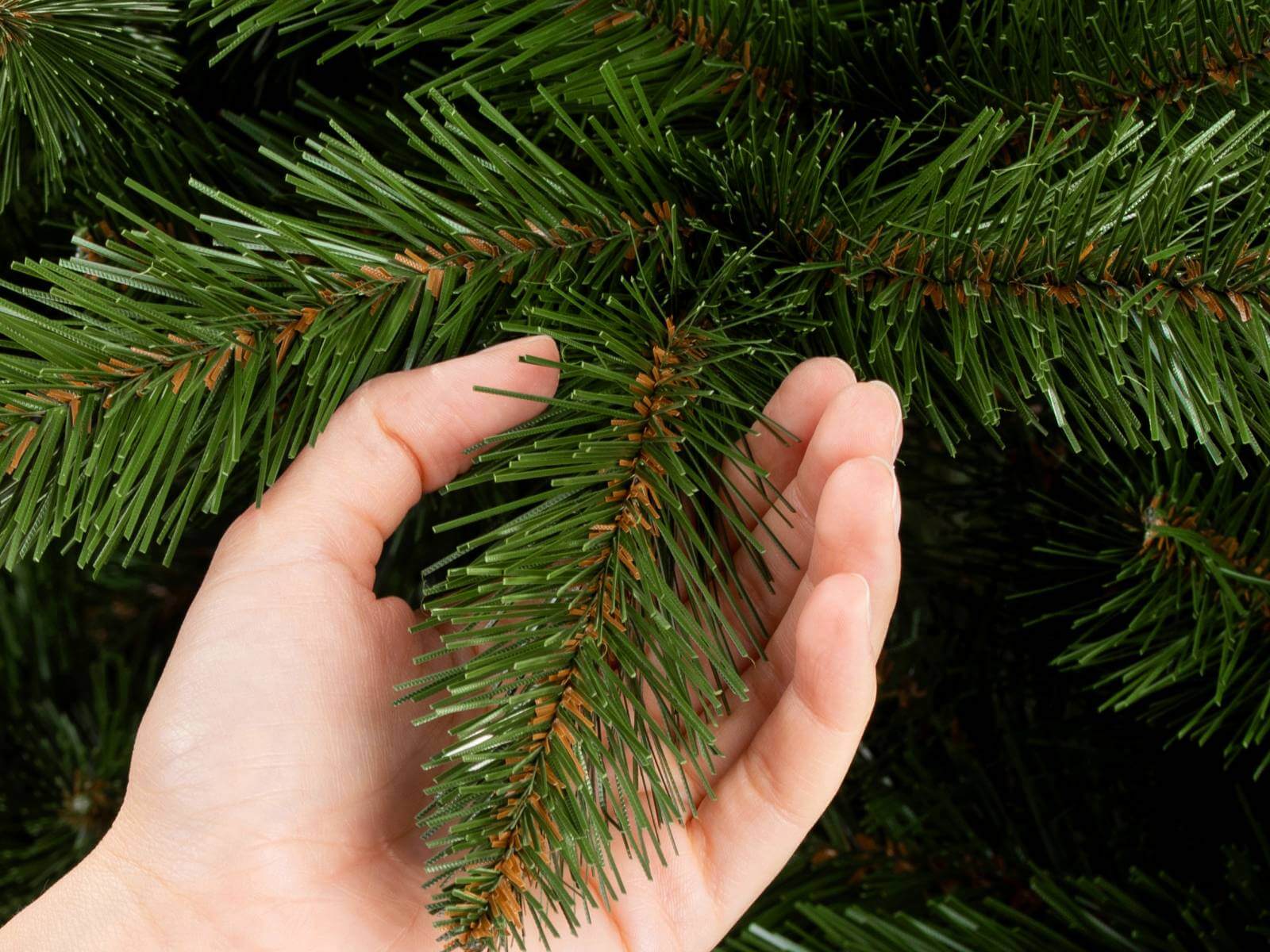 Nahaufnahme des künstlichen FairyTrees Weihnachtsbaums mit sichtbaren Zweigen