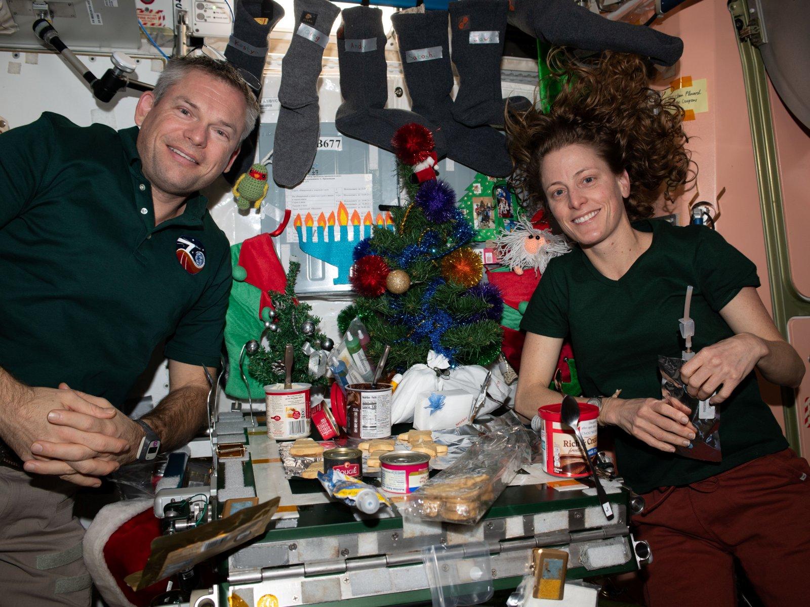 Andreas Mogensen und Loral O&rsquo;Hara beim Weihnachtsessen an Bord der Internationalen Raumstation, Dezember 2023.