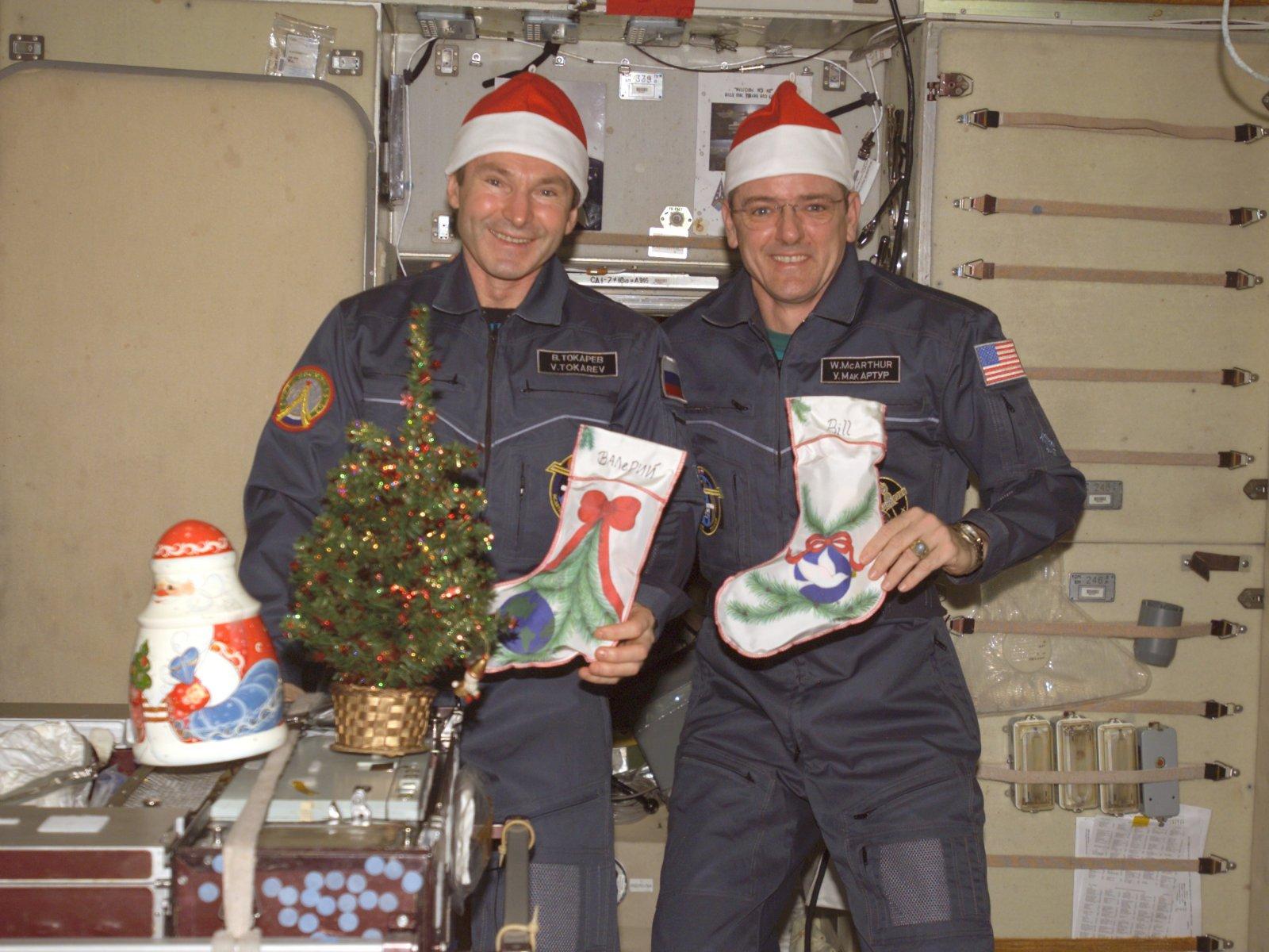 Der Astronaut William S. McArthur Jr. und der Kosmonaut Valery I. Tokarev posieren f&uuml;r ein Weihnachtsfoto an Bord der Internationalen Raumstation, Dezember 2005.