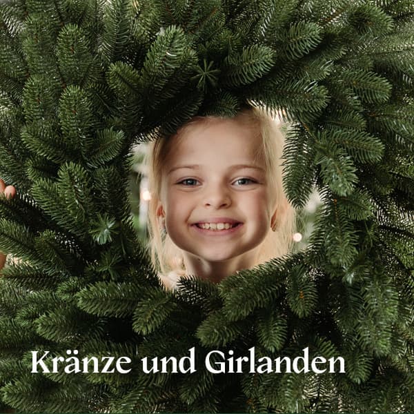 Ein Mädchen schaut durch einen Adventskranz von FairyTrees