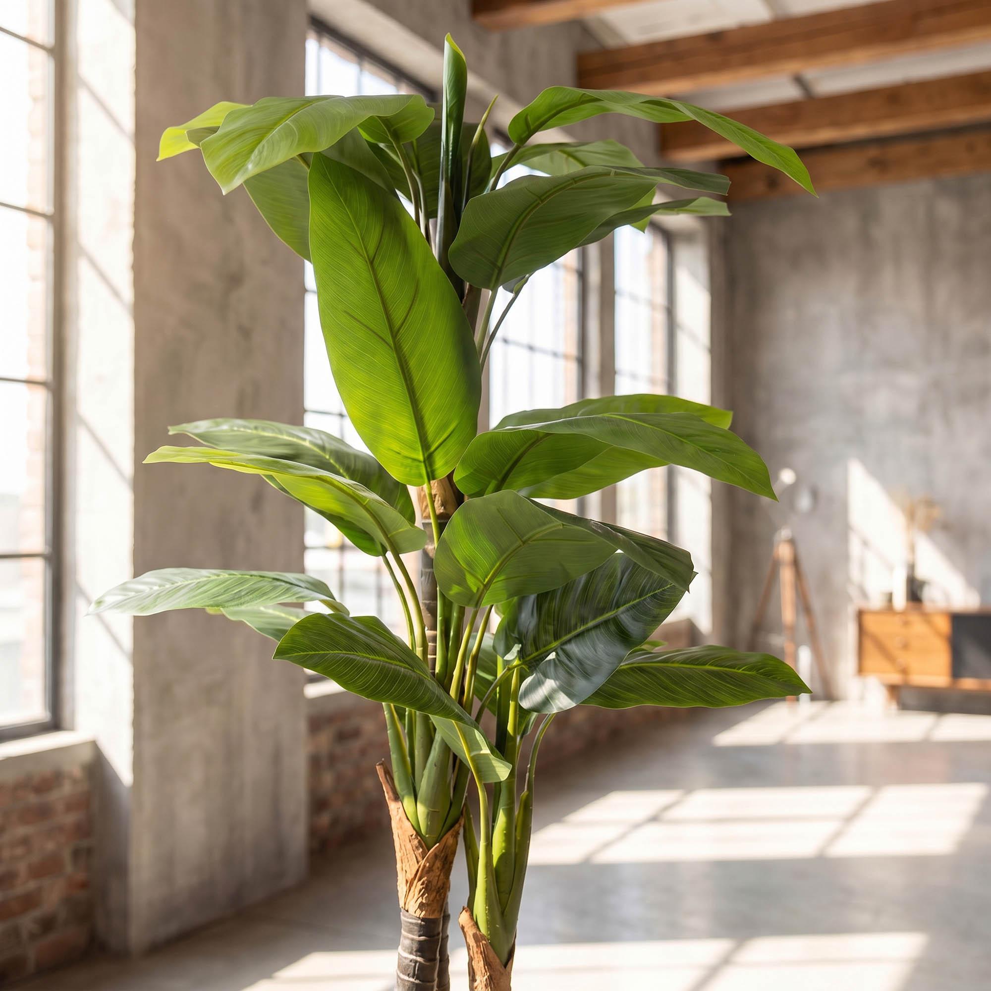 K&uuml;nstliche Monstera auf einem 160 cm hohen Stiel von FairyTrees, platziert in einem gem&uuml;tlichen Wohnzimmer in einer nat&uuml;rlichen Inneneinrichtung.